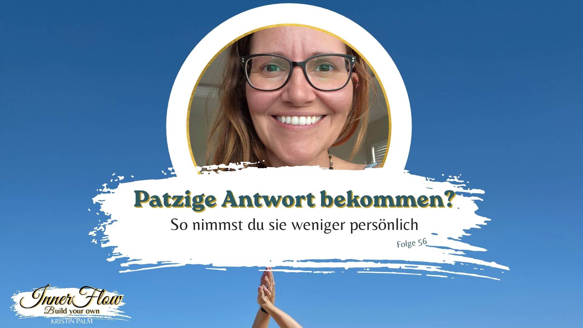 Kristin Palm lächelt in einem runden Porträt vor blauem Himmel, darunter der Text „Patzige Antwort bekommen? So nimmst du sie weniger persönlich“, Titelbild zur Folge über Energie schützen.