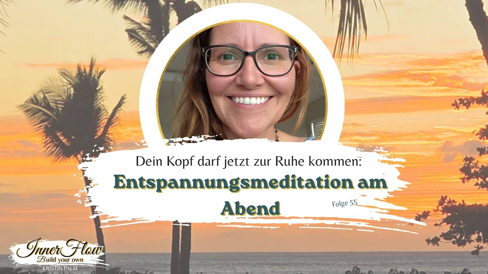 Entspannungsmeditation am Abend mit Kristin Palm: lachendes Porträt vor einem Sonnenuntergang mit Palmen am Meer.