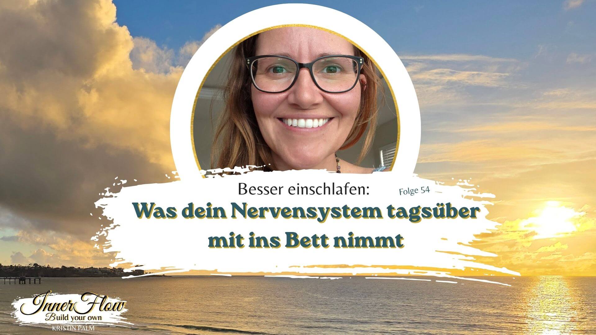 Kristin Palm lächelt in die Kamera, im Hintergrund leuchtet die Sonne über dem Meer, dazu der Titel der Folge zum Thema besser einschlafen.