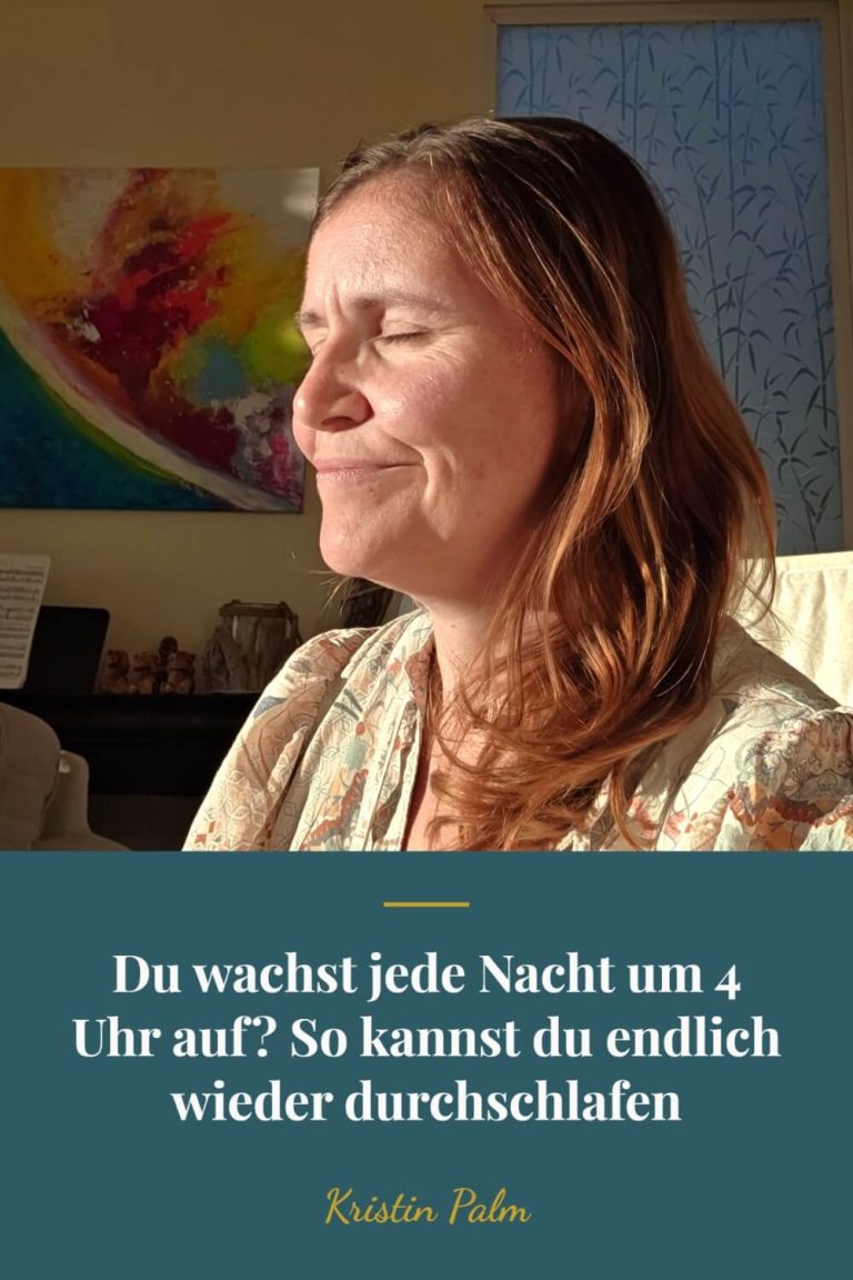 Kristin Palm sitzt mit geschlossenen Augen im Abendlicht, Thema nachts aufwachen und besser durchschlafen.