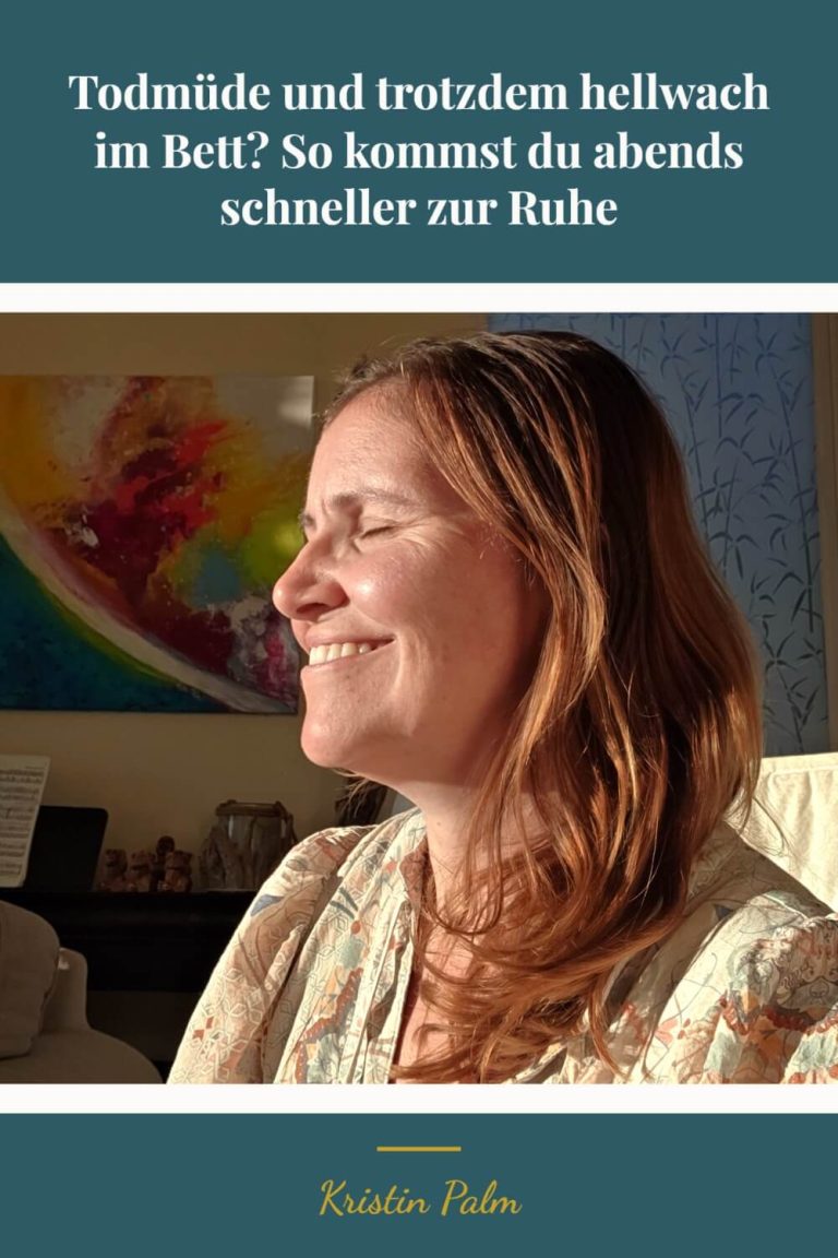 Kristin Palm lächelt entspannt mit geschlossenen Augen auf dem Sofa, Abendritual zum Einschlafen im Winter.