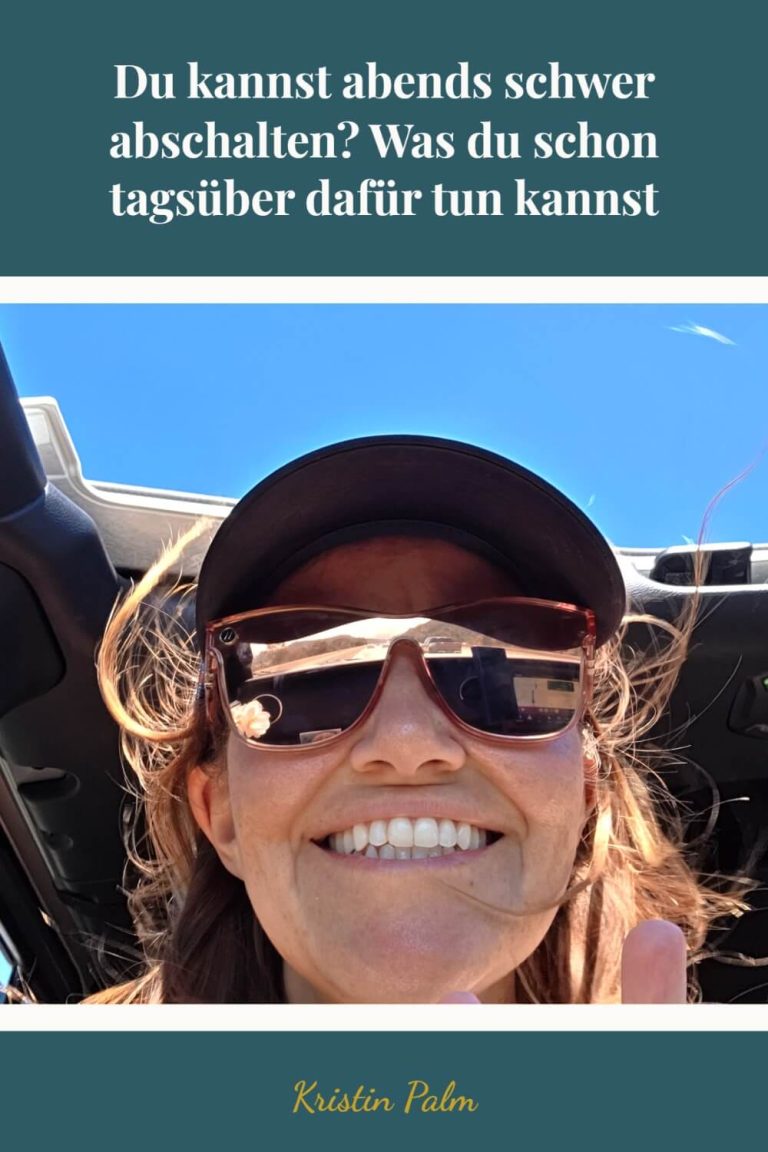 Kristin Palm lacht beim Autofahren unter blauem Himmel, Nachrichten reduzieren für entspannte Abende.