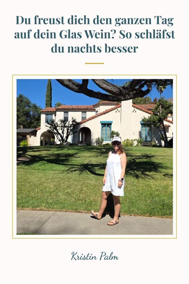 Kristin Palm steht lächelnd im weißen Kleid vor einem Haus mit Garten, Thema weniger Wein trinken und besser schlafen.