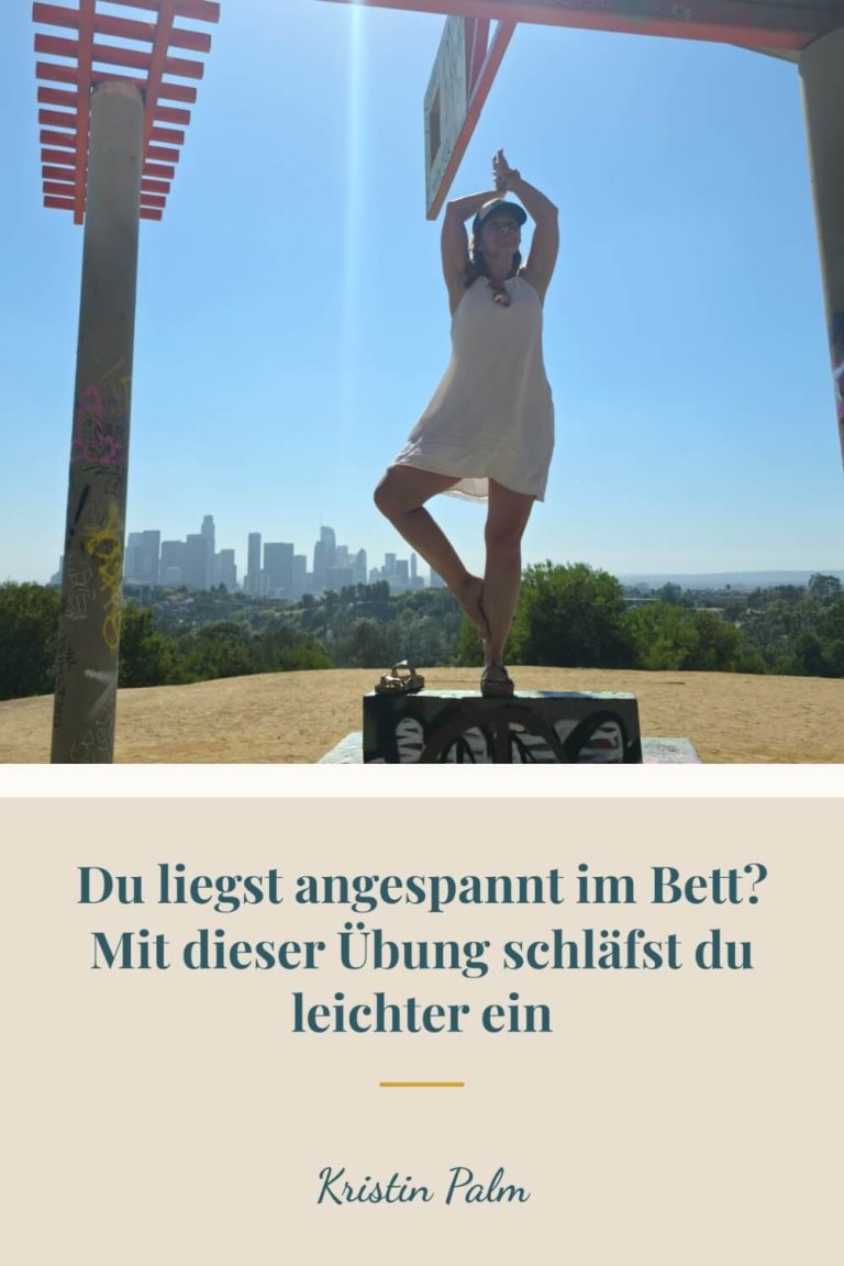 Kristin Palm steht im Baum in der Yoga-Pose vor der Skyline, Übung zum Entspannen und leichter Einschlafen.