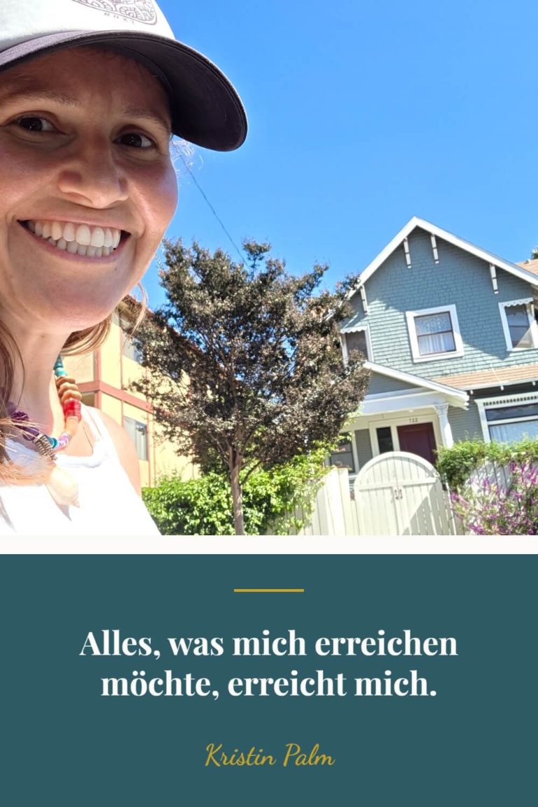 Kristin Palm lächelt in die Kamera, darunter der Spruch: Alles, was mich erreichen möchte, erreicht mich.
