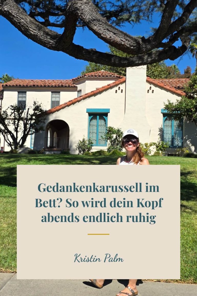 Kristin Palm steht lächelnd auf einer Wiese vor einem Haus, Tipp gegen das Gedankenkarussell am Abend.