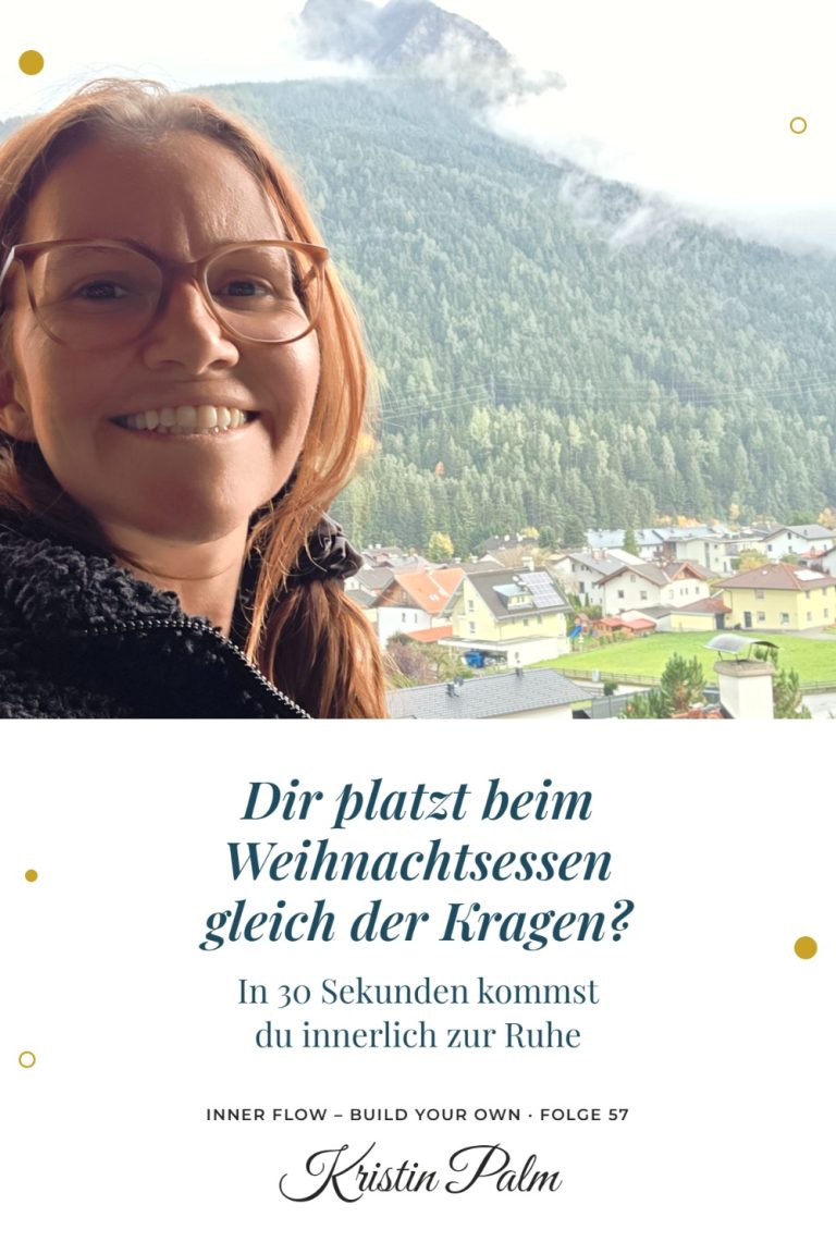 Kristin Palm lächelt vor einem Bergdorf mit Wolken am Hang, darunter der Text „Dir platzt beim Weihnachtsessen gleich der Kragen? In 30 Sekunden kommst du innerlich zur Ruhe“, zum Thema Wut rauslassen auf der Familienfeier.
