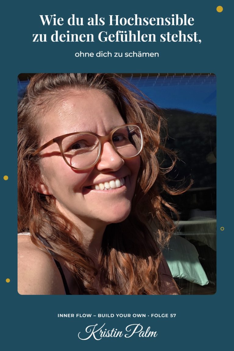 Kristin Palm schmunzelt mit Brille im Sonnenlicht, darüber der Text „Wie du als Hochsensible zu deinen Gefühlen stehst, ohne dich zu schämen“, zum Thema hochsensibel und Gefühle zulassen.