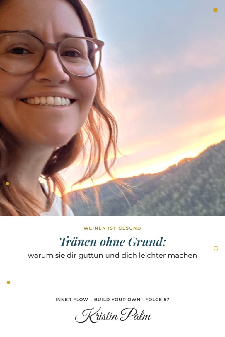 Kristin Palm lächelt vor einem Sonnenuntergang über bewaldeten Bergen, darunter der Text „Weinen ist gesund. Tränen ohne Grund: warum sie dir guttun und dich leichter machen“, zum Thema Gefühle zulassen.