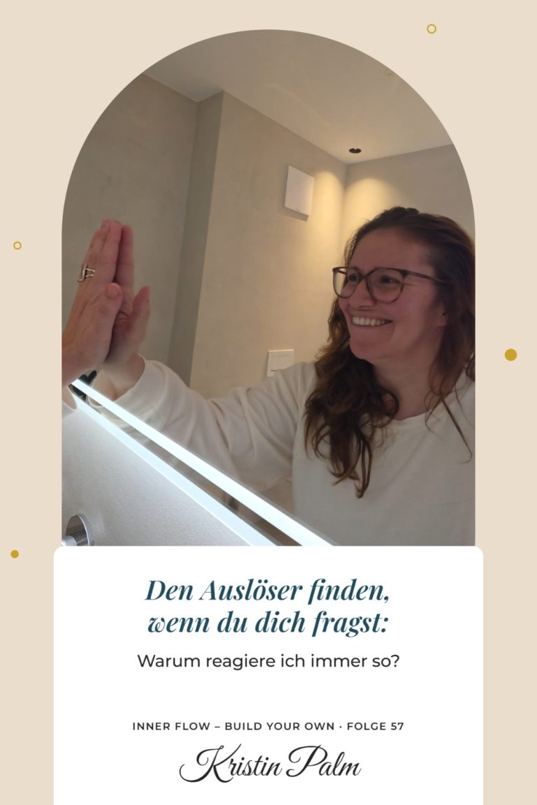 Kristin Palm gibt sich im Badezimmer selbst ein High Five am Spiegel, darunter der Text „Den Auslöser finden, wenn du dich fragst: Warum reagiere ich immer so?“, zum Thema alte Glaubensmuster erkennen.