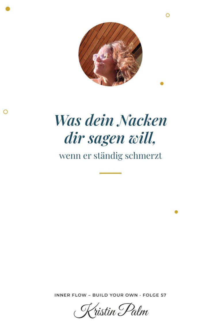 Kristin Palm genießt mit geschlossenen Augen die Sonne vor einer Holzwand, darunter der Text „Was dein Nacken dir sagen will, wenn er ständig schmerzt“, zum Thema Körpersignale und runtergeschluckte Gefühle.